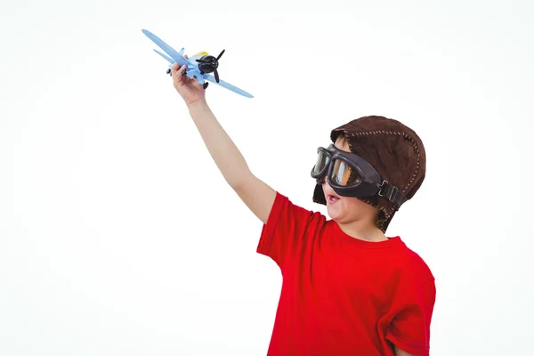Ragazzo che gioca con aeroplano giocattolo — Foto Stock
