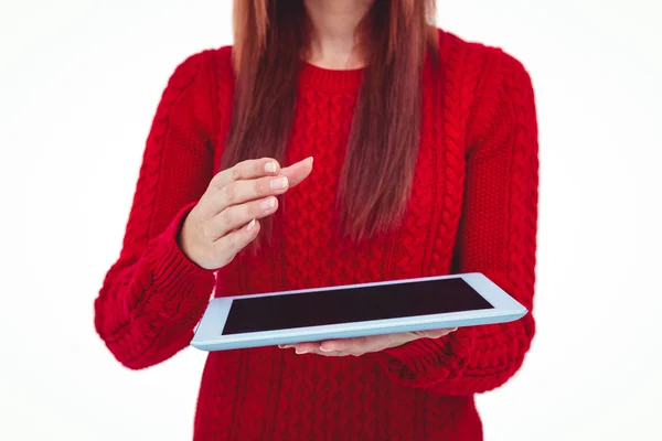 Parte centrale di una donna hipster che usa il tablet — Foto Stock