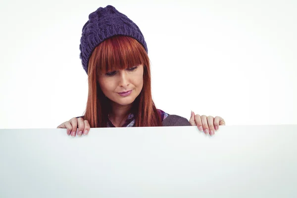 Smiling hipster woman holding big white card — Stock Photo, Image
