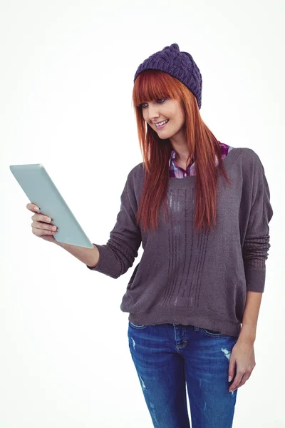 Gülümseyen hipster kadın onun tablet kullanma — Stok fotoğraf