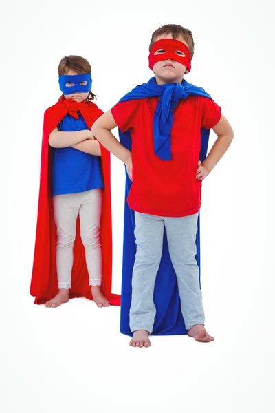 Zamaskowany dzieci udając superbohaterów — Zdjęcie stockowe