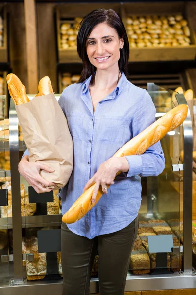 Schöne Frau wählt ihr Brot — Stockfoto