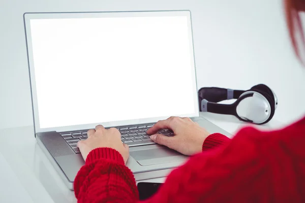 Hipster-Frau benutzt Laptop mit weißem Bildschirm — Stockfoto