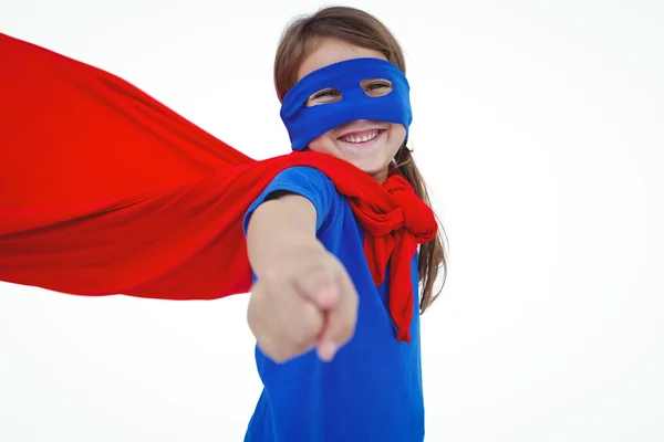 Sorridente ragazza mascherata fingendo di essere supereroe — Foto Stock