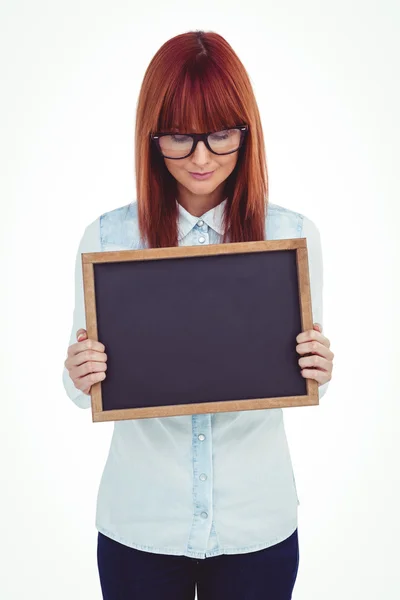 Sonriente mujer hipster sosteniendo pizarra — Foto de Stock