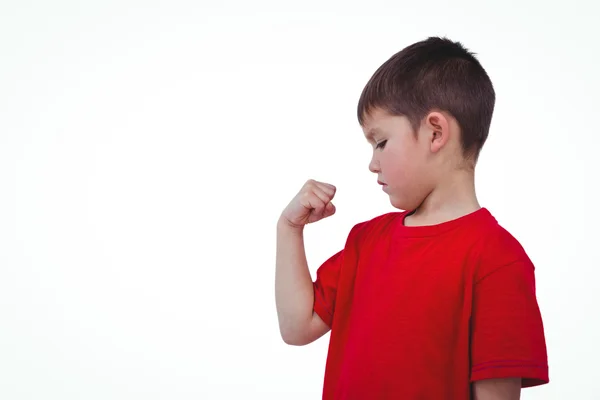 Jongen op zoek op zijn biceps — Stockfoto