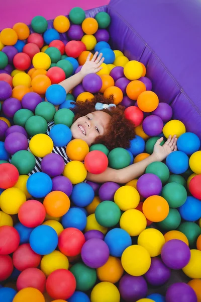 Nettes lächelndes Mädchen im Schwammkugelpool — Stockfoto