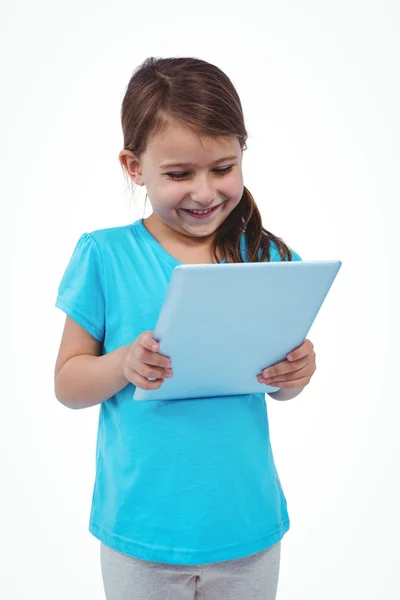 Stående flicka med tablett — Stockfoto