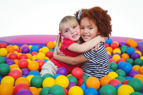 Carino sorridente ragazze in spugna palla piscina abbracci — Foto Stock