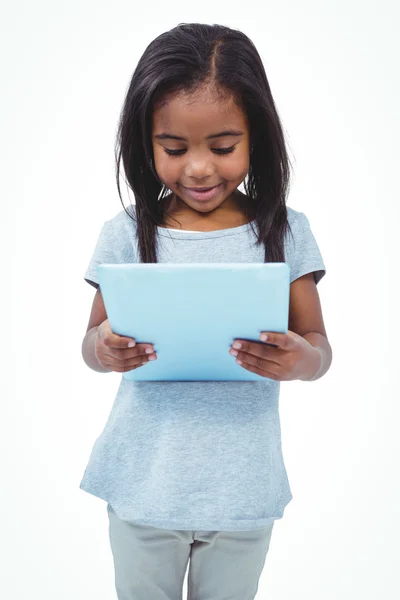 站着的女孩使用平板电脑 — 图库照片