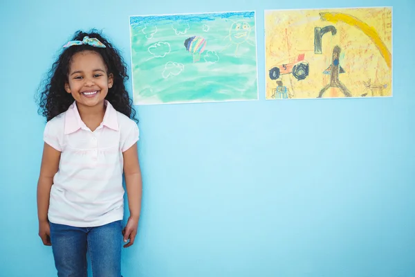 Menina bonito ao lado de desenhos — Fotografia de Stock