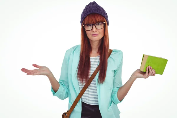 Lächelnde Hipster-Frau mit Tasche und Buch — Stockfoto