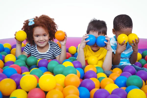 Niedlich lächelnde Kinder im Schwammkugelbad — Stockfoto