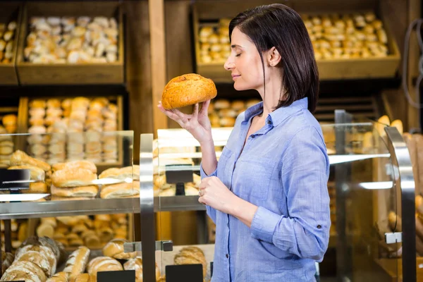 Krásná žena, volba její chléb — Stock fotografie