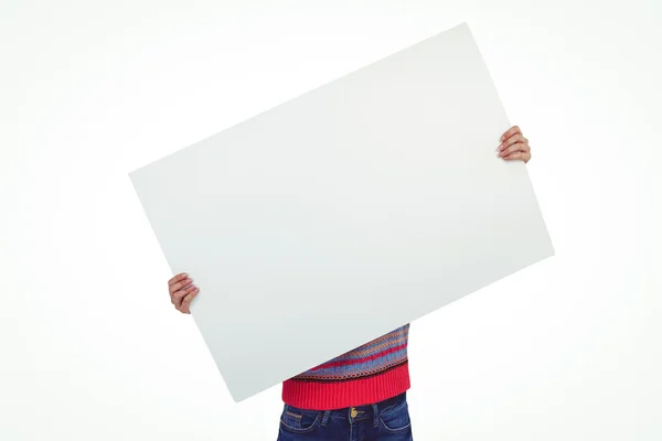 大きな白いカードの後ろに流行に敏感な女性 — ストック写真
