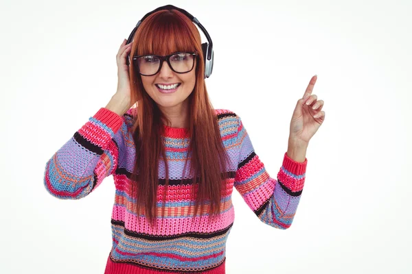Χαμογελώντας hipster γυναίκα ακούγοντας μουσική — Φωτογραφία Αρχείου