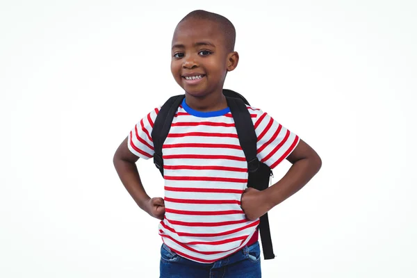 Niño de pie con mochila sonriendo a la cámara —  Fotos de Stock