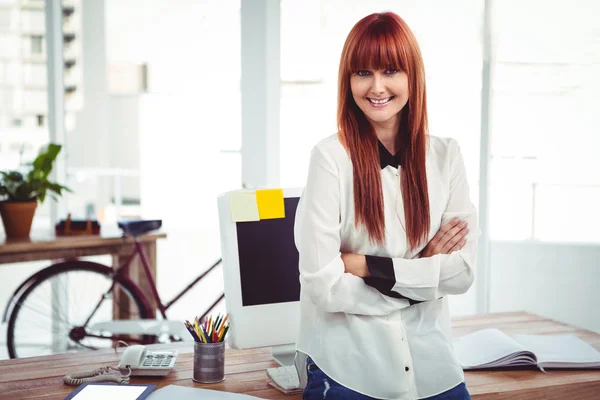 Smiling hipster businesswoman with arms crossed — Stock Photo, Image