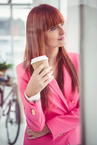 Business woman drinking a coffee cup — стоковое фото