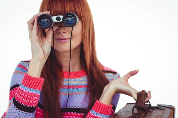 Mulher hipster sorrindo olhando através de binóculos — Fotografia de Stock