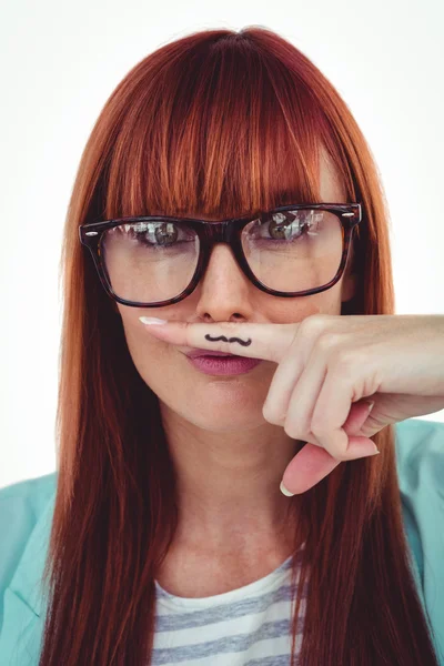 Feliz hipster sorridente com um bigode — Fotografia de Stock