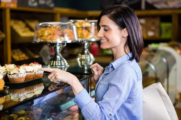Kobieta bardzo uśmiechający się wybierając jej deser — Zdjęcie stockowe