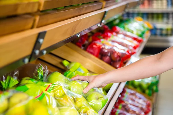 Mujeres mano sosteniendo manzanas — Foto de Stock