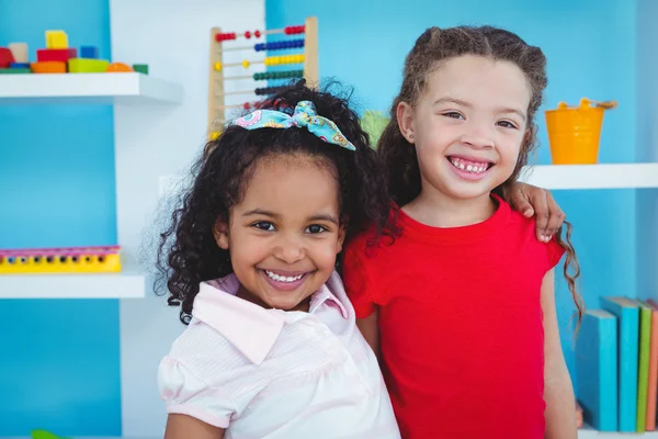 Chicas lindas sonriendo a la cámara — Foto de Stock