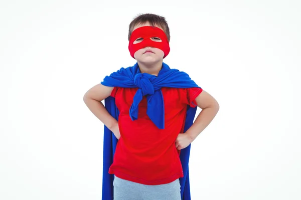 Maskeli çocuk süper kahraman gibi davranmaya — Stok fotoğraf