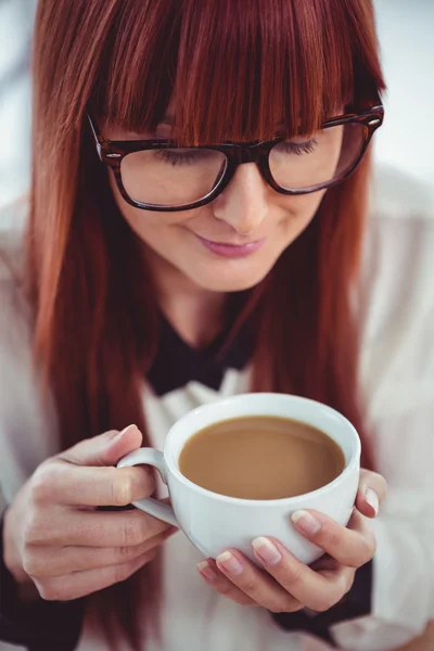 Hipster affärskvinna innehar en kopp kaffe — Stockfoto