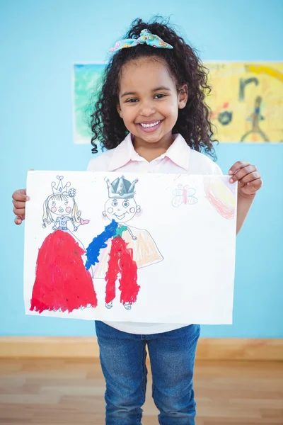 Menina bonito mostrando seu desenho — Fotografia de Stock