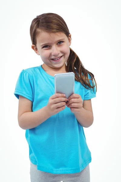 Aranyos lány állandó használ smartphone — Stock Fotó