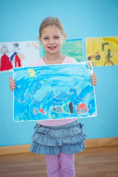 Menina bonito mostrando seu desenho — Fotografia de Stock