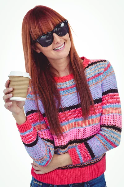 Hipster ελκυστική γυναίκα, κρατώντας ένα φλιτζάνι καφέ — Φωτογραφία Αρχείου