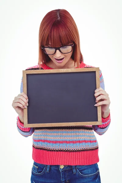 Lächelnde Hipsterfrau mit Tafel — Stockfoto