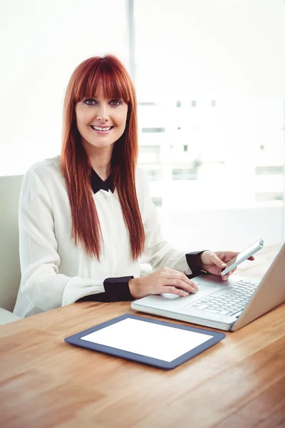 Hipster businesswoman using her devices — Stock Photo, Image