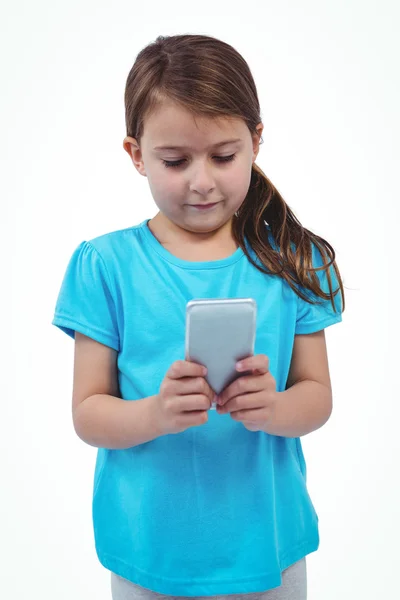 Leuk meisje met behulp van staande smartphone — Stockfoto