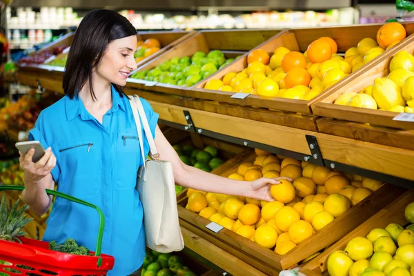 Lächelnde Frau beim Orangenpflücken — Stockfoto