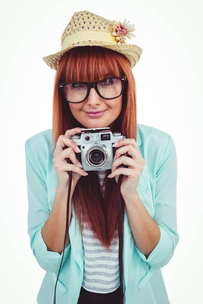 Portrét smějící se bederní ženy držící retro fotoaparát — Stock fotografie