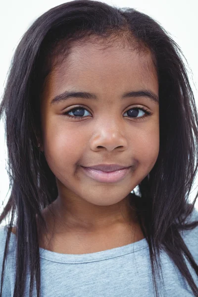 Sorrindo menina olhando para a câmera — Fotografia de Stock