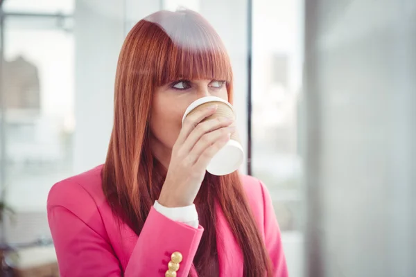 Donna d'affari bere una tazza di caffè — Foto Stock