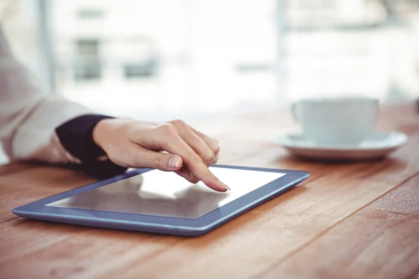 Hipster zakenvrouw met behulp van haar Tablet PC — Stockfoto