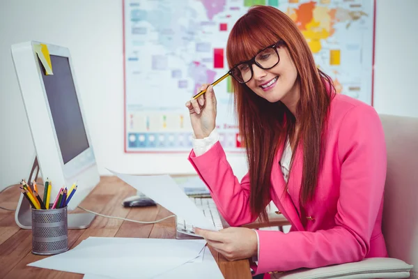 Sorridente donna d'affari hipster alla sua scrivania — Foto Stock