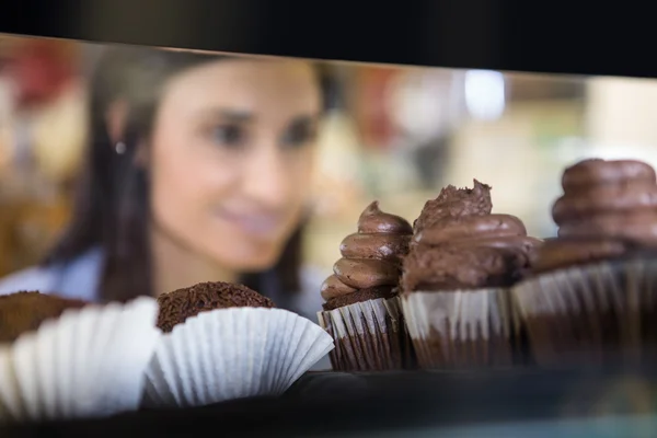 Söt leende kvinna att välja hennes dessert — Stockfoto