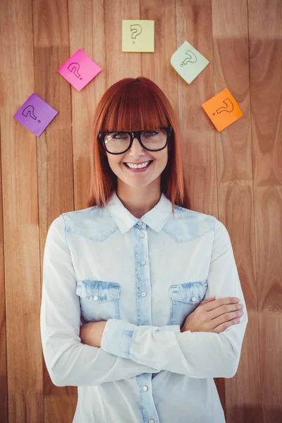 Portrait of a hipster woman front of post-it — Stock Photo, Image