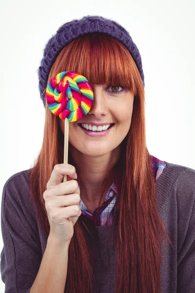 Mulher hipster sorridente com um pirulito — Fotografia de Stock