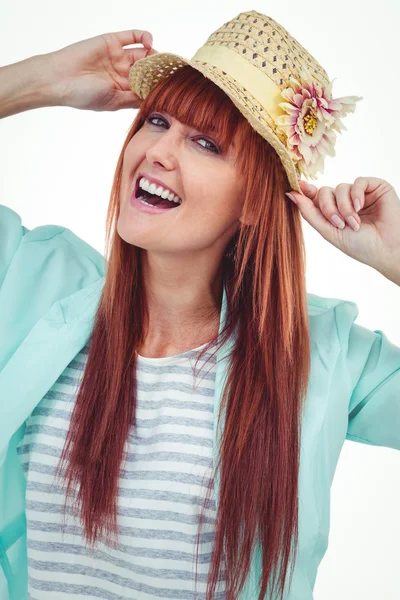 Retrato de una mujer hipster sonriente con sombrero —  Fotos de Stock