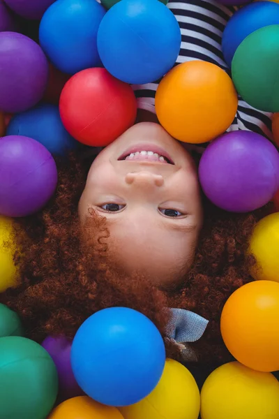 Jolie fille souriante dans la piscine de boule d'éponge — Photo