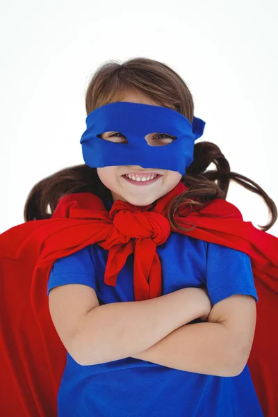 Gemaskerde meisje met gekruiste armen voorwenden om superheld — Stockfoto