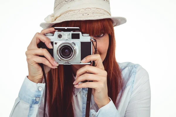 Attraktives Hipster-Fotografieren mit der Kamera — Stockfoto